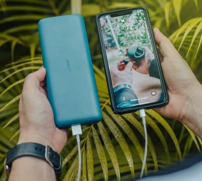 powerbank con cellulare